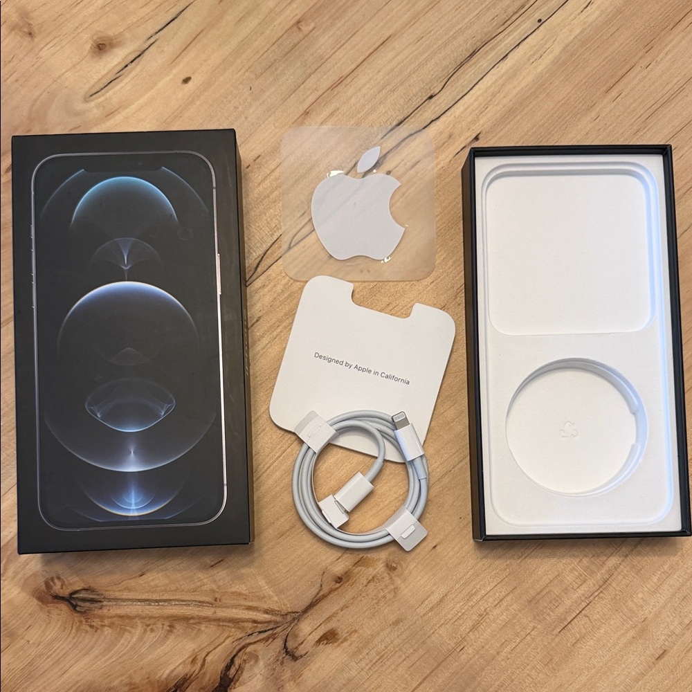 Apple Lightning to USB-C Cable in White with Packaging Inserts